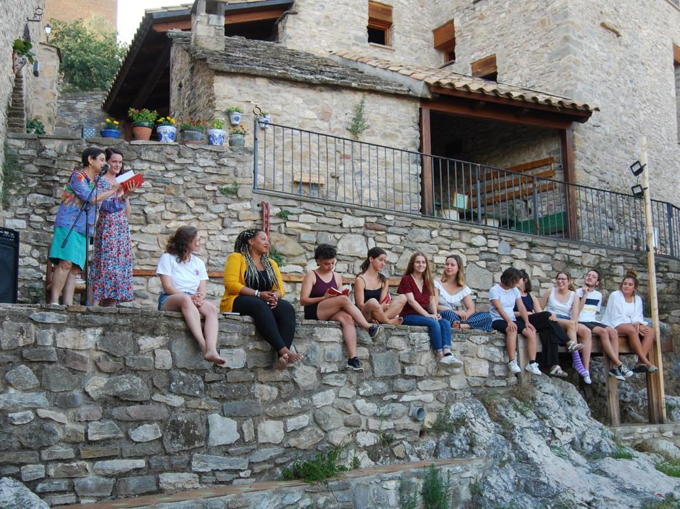 Los jóvenes recibieron un libro dedicado por los Titiriteros de Bínefar