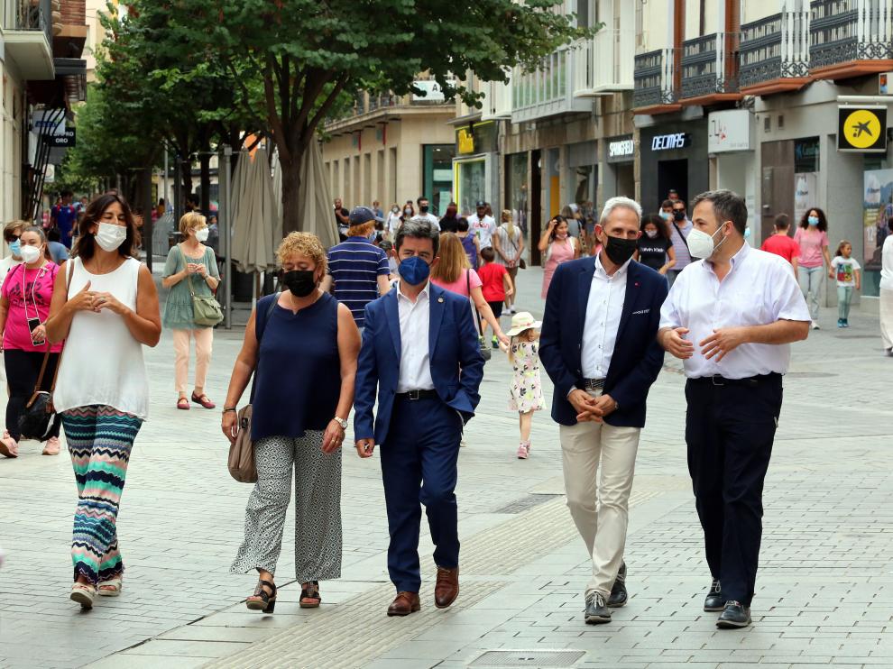 Gema Cajal, Rosa Gerbás, Luis Felipe, Salvador Cored y José Luis Cadena, recorriendo el centro de la ciudad