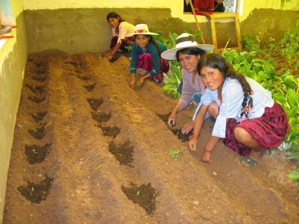 Un grupo de agricultores en una explotación de un país latinoamericano.