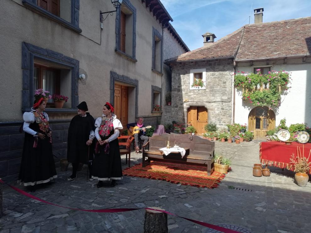 Una de las escenas tradicionales de traje ansotano, este domingo en la localidad.