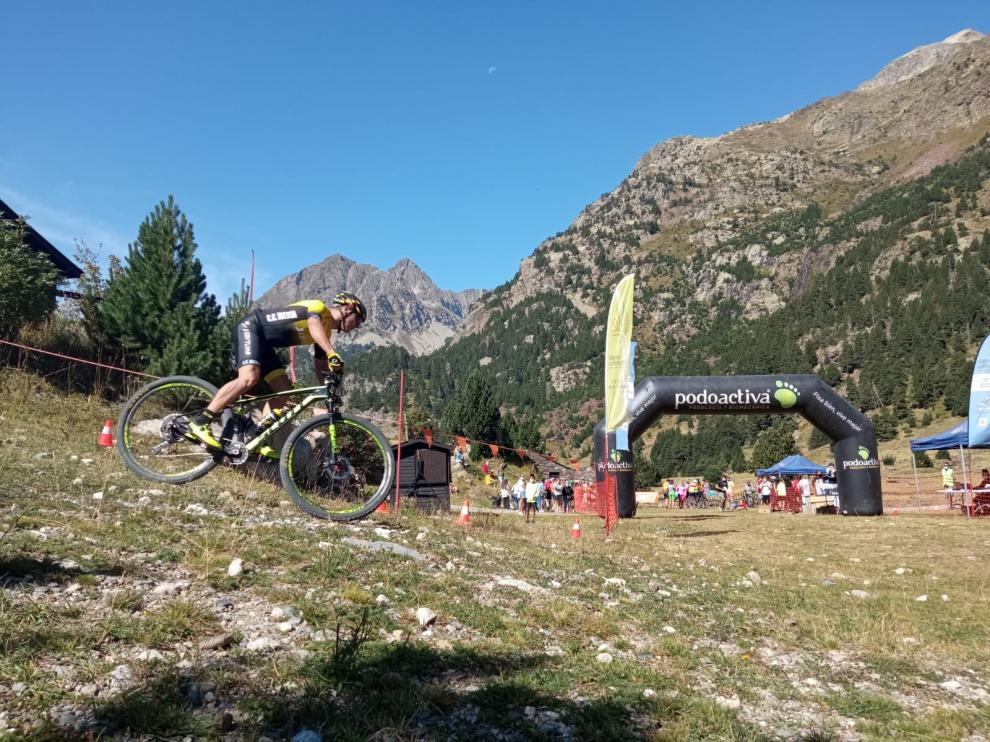 Uno de los bikers se dirige hacia la meta del Memorial.