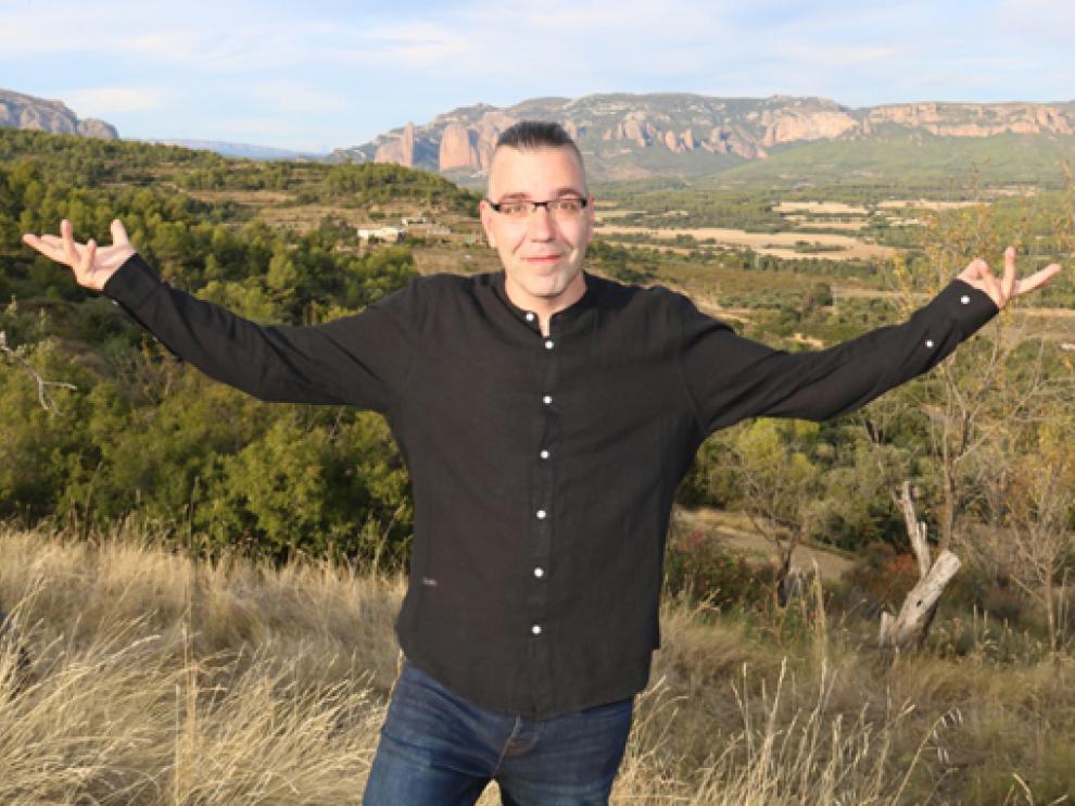 Alejandro Hernández, con los Mallos de Riglos al fondo.