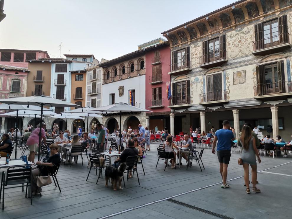 Imagen de este verano de la plaza Mayor de Graus, donde mañana se pone en marcha el segundo periodo de Bonos Impulsa.