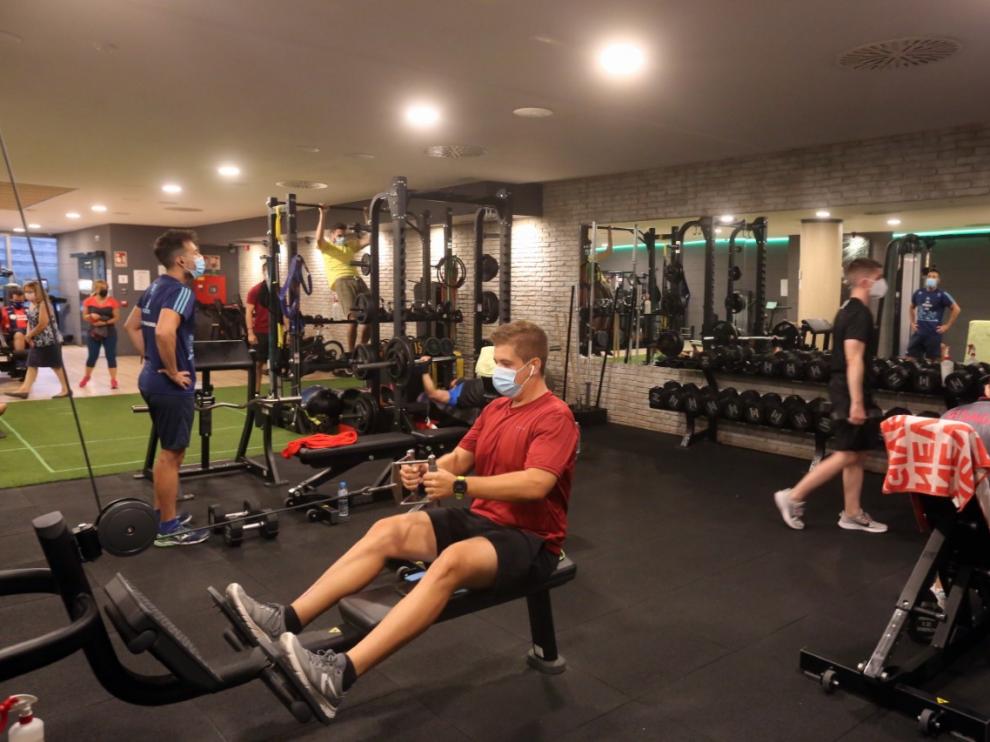 Sala interior del gimnasio Be24fit, situado en la estación intermodal de Huesca.