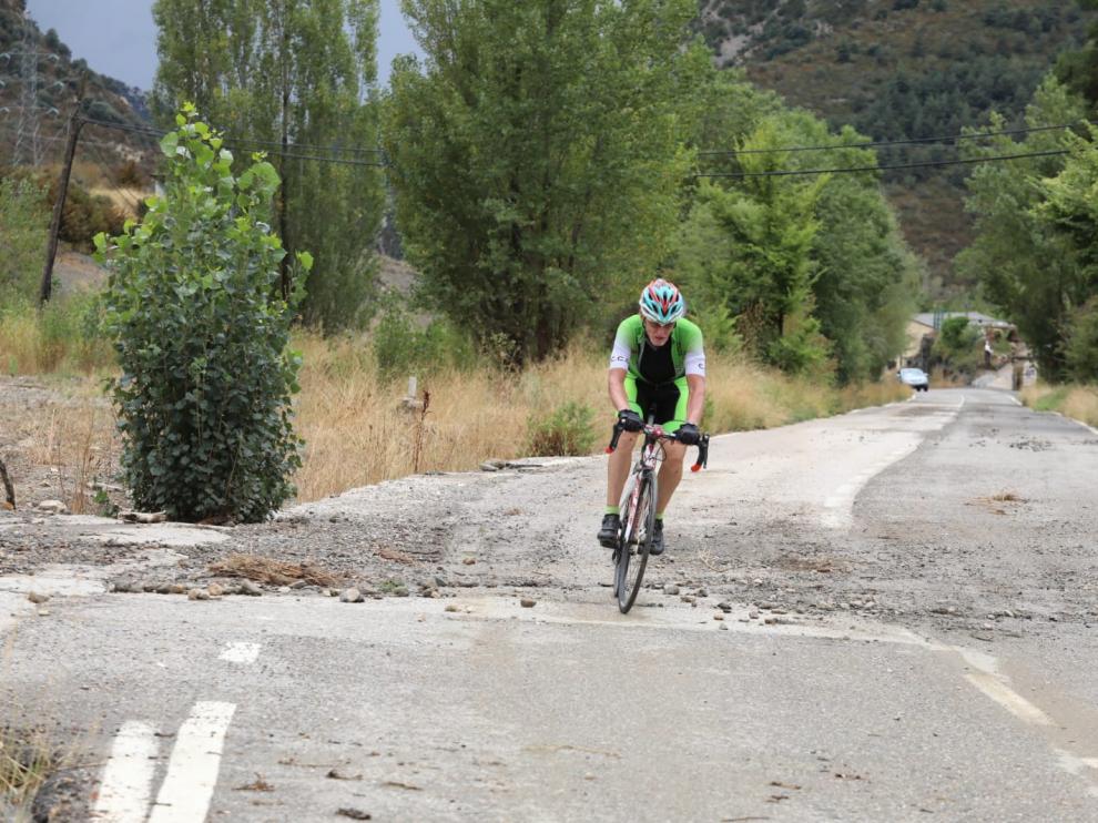 Un ciclista circulando por la carretera de Arguis este miércoles