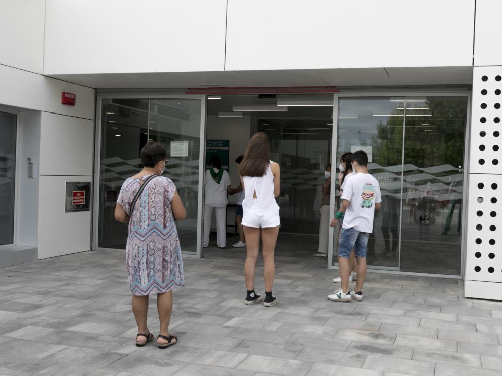 Usuarios en la puerta de acceso al centro de salud de Los Olivos.