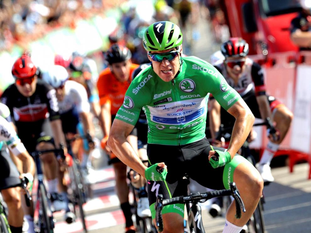 El neerlandés Fabio Jakobsen, del equipo Deceuninck Quick Step, celebra la victoria tras ganar al esprint la decimosexta etapa