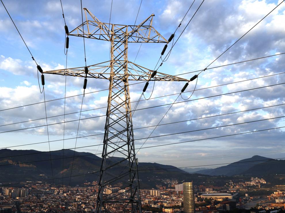 Una torre de transporte de energía perteneciente a red eléctrica, con la ciudad de Bilbao al fondo
