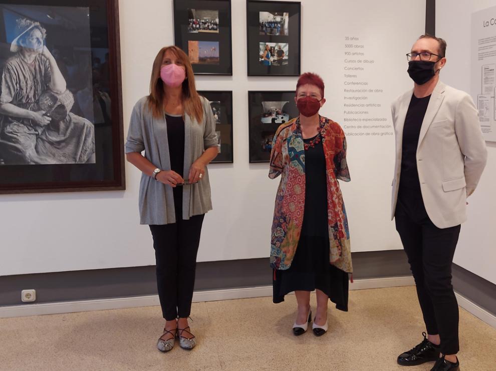 Berta Fernández, Pilara Piedrafita y Alfredo Gavín, en la inauguración, ayer, de la exposición conmemorativa