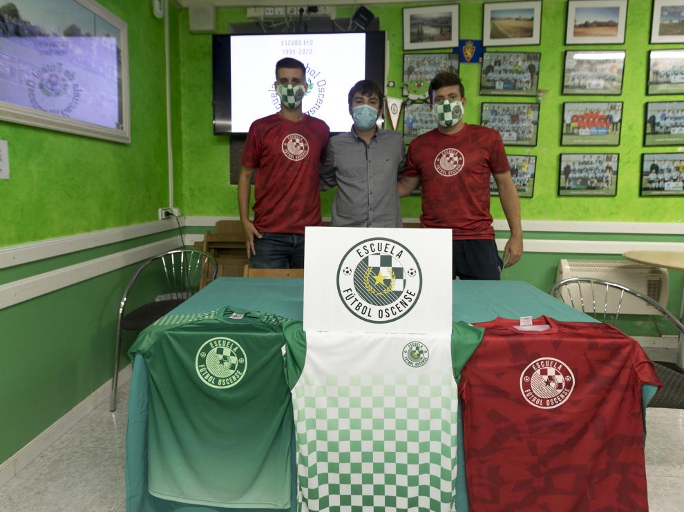 Alejandro Seral, Fernando Hatake y Alberto Buil, en la presentación del escudo de la EFO.