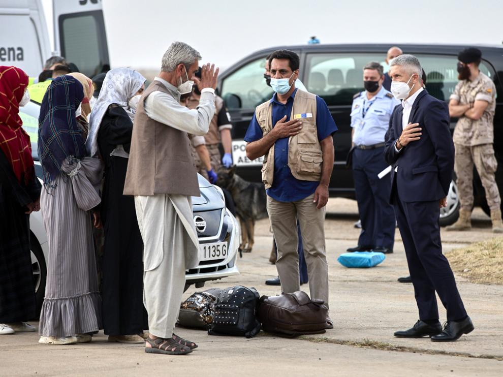 El ministro de Interior, Fernando Grande-Marlaska (3d) saluda a varios refugiados en la base aérea de Torrejón de Ardoz a 24 de agosto de 2021