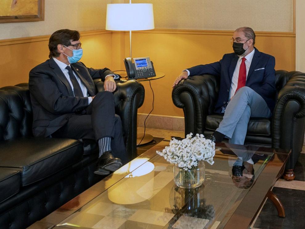 El presidente de Aragón, Javier Lambán, durante la reunión que ha mantenido con el portavoz del PSC en el Parlament de Cataluña, Salvador Illa