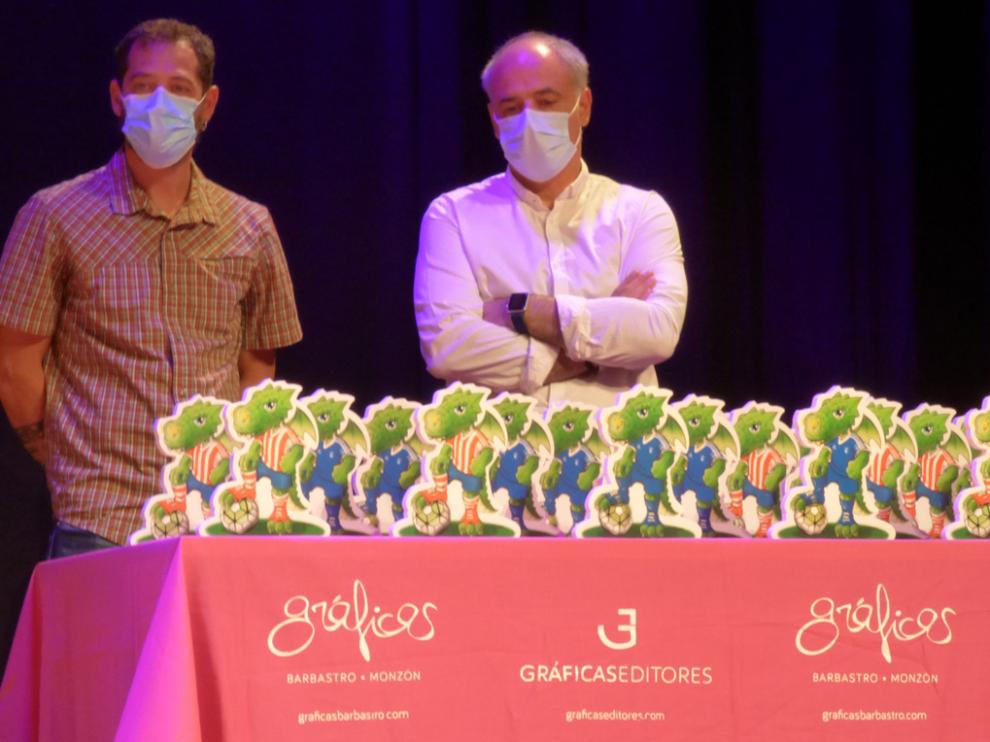 Eric Vega y Jvaier Franco con los 24 dragoncios entregados