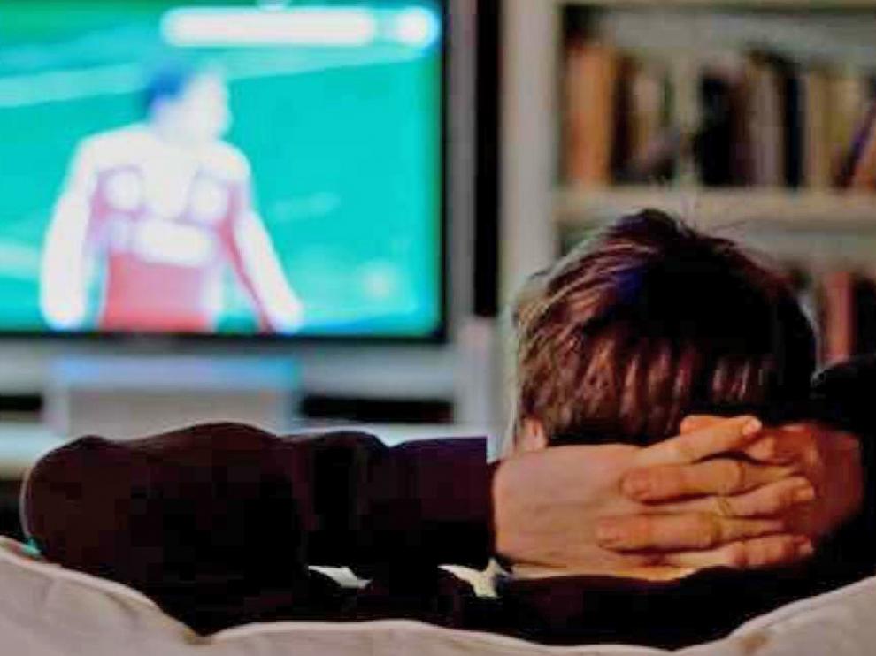 Los que más ven la tele, los mayores de 64 años