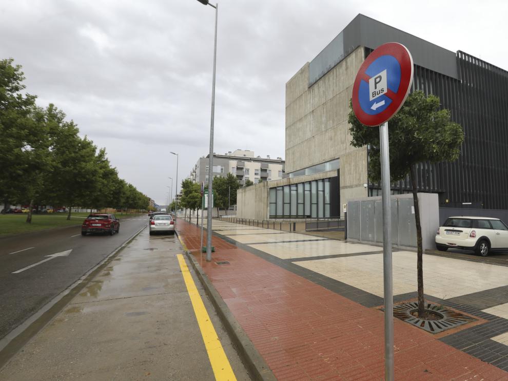 Parada de autobús en el centro de salud Los Olivos