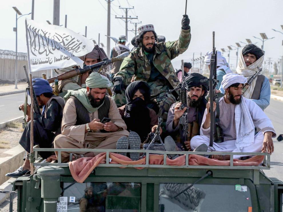 Talibanes celebrando la retirada de las tropas de EEUU