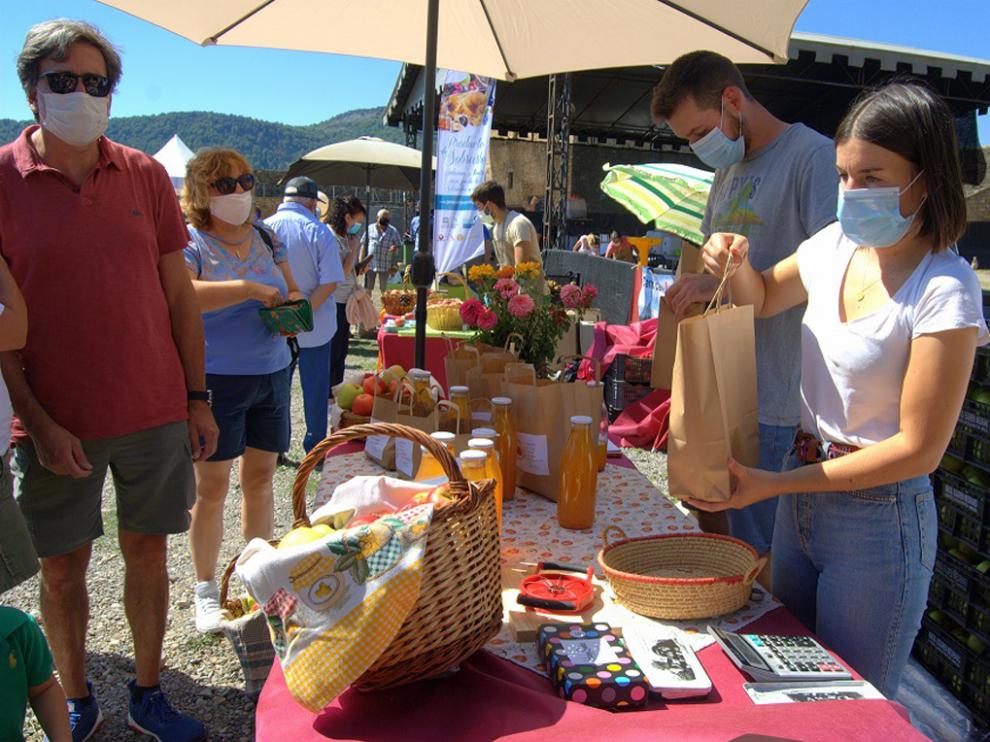 Venta de zumo de manzana en un puesto en la Expoferia del pasado año