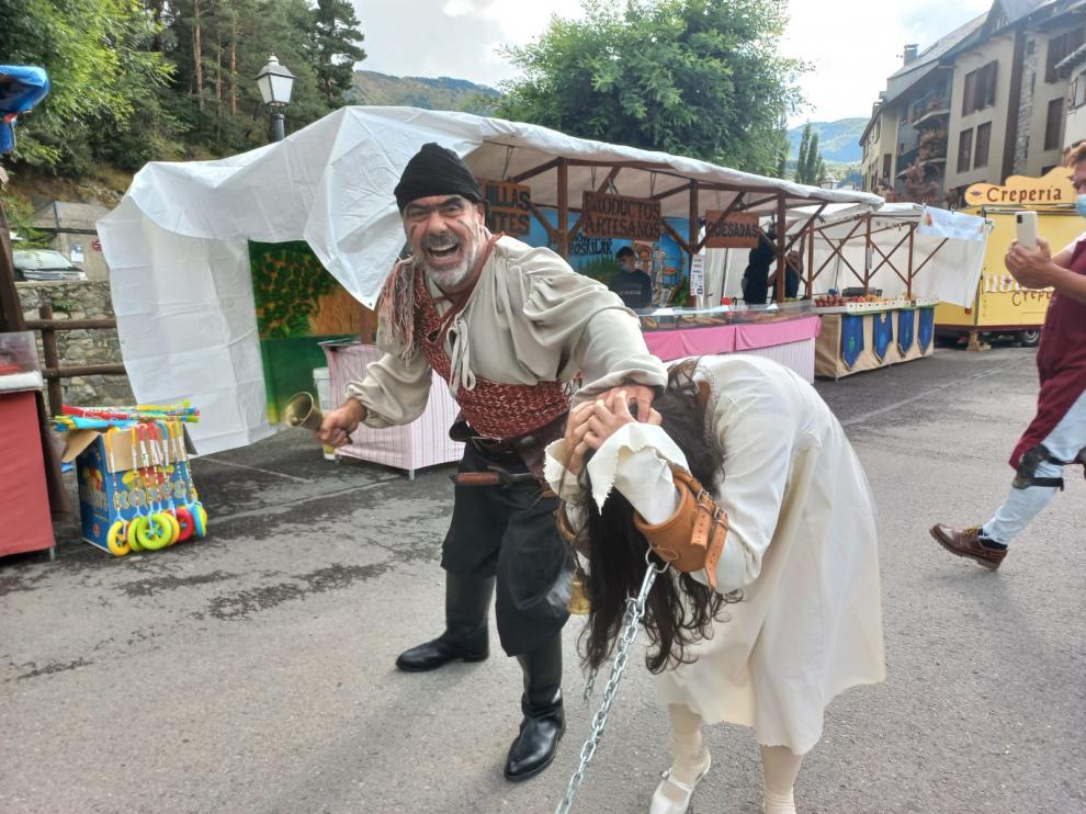 Animación en el mercado mágico de la feria en la tarde del viernes, tras la apertura del certamen.