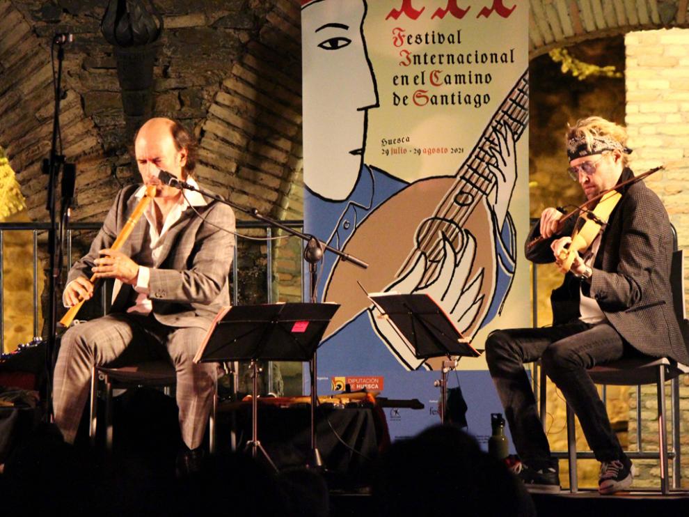 Carlos Núñez (izquierda), durate su concierto en el festival