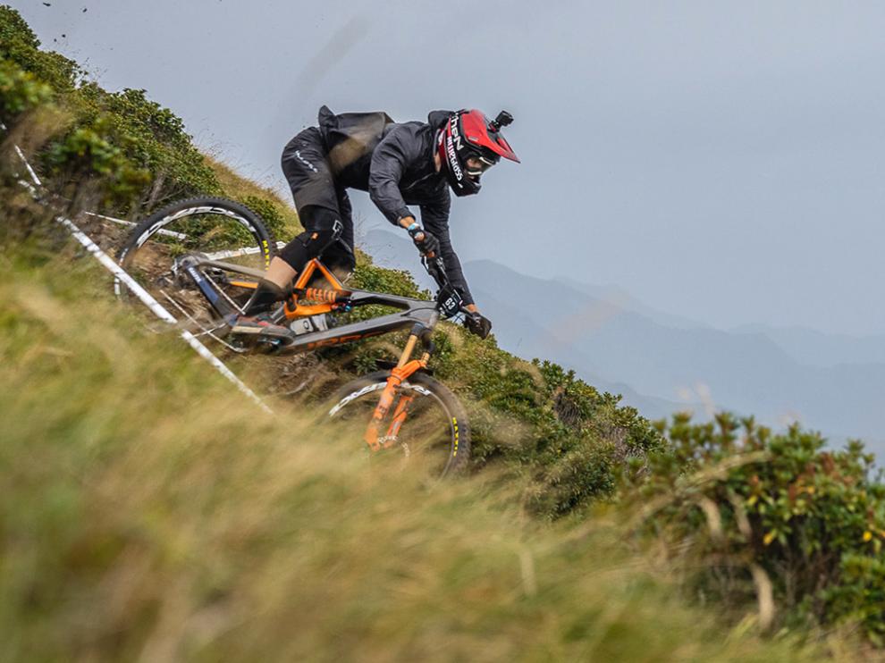 El biker de Riglos, estos días en Loudenvielle, con el barro como compañero