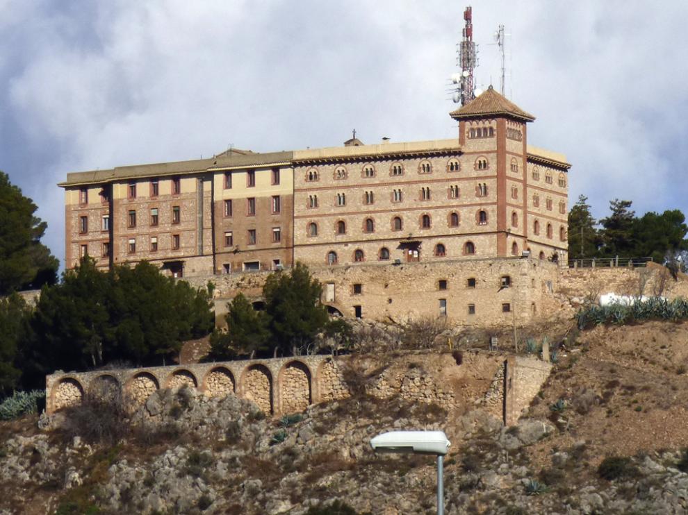 El monasterio de El Pueyo, situado sobre un cerro próximo a Barbastro, forma parte de la silueta del paisaje del Somontano