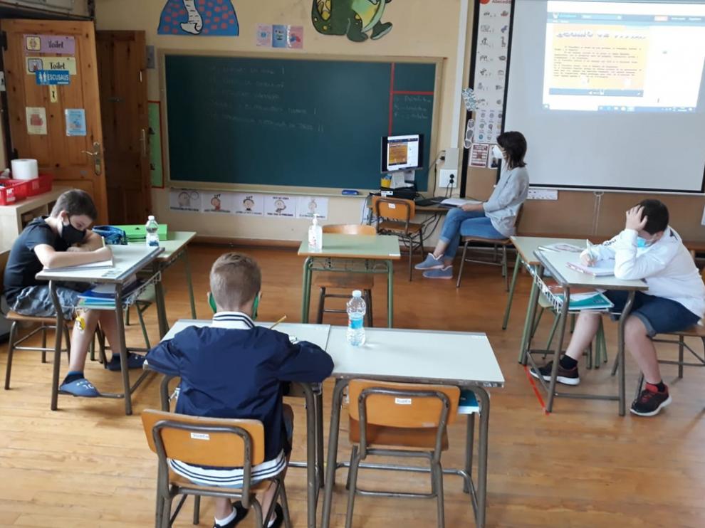 La escuela de Senegüé el pasado curso, con los tres alumnos que empiezan ahora el instituto