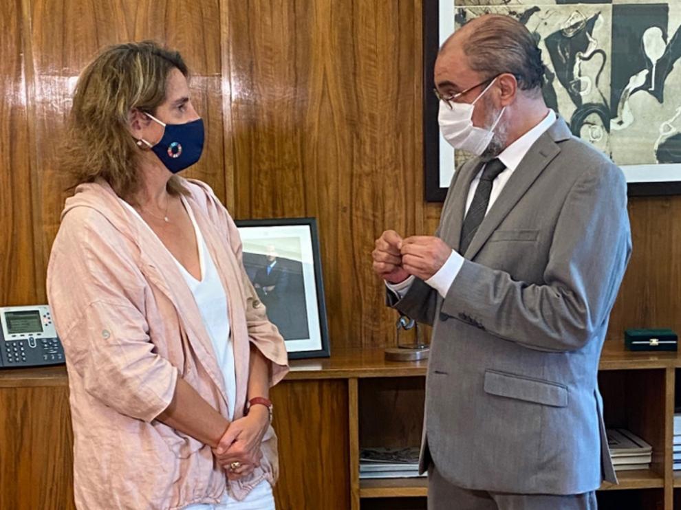 La ministra y el presidente Lambán charlan durante el encuentro que mantuvieron este viernes