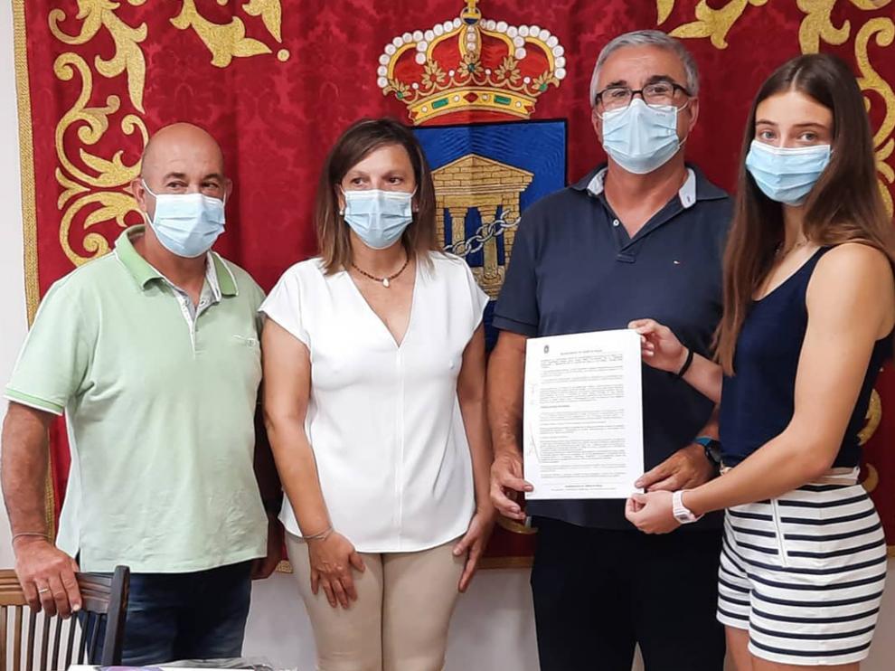 Longán y Viu muestran la beca junto con la alcaldesa de Velilla de Cinca, Belén Ibarz