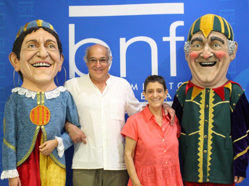 Paco Paricio y Pilar Amorós con sus cabezudos
