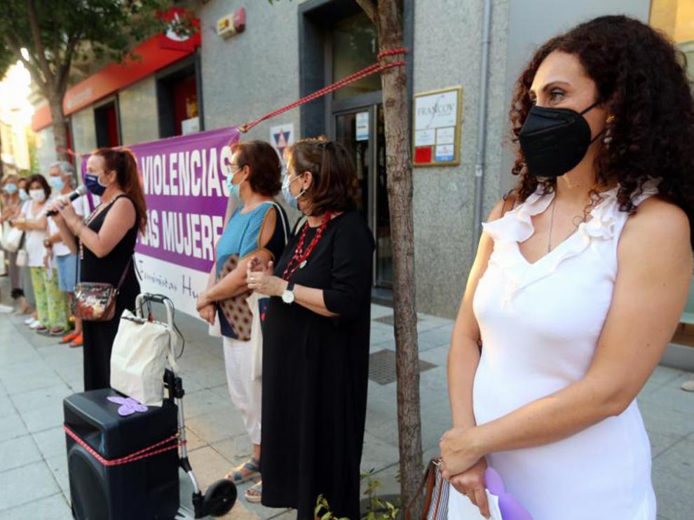 Paloma Delgado durante una concentración contra el maltrato realizada en la capital oscense