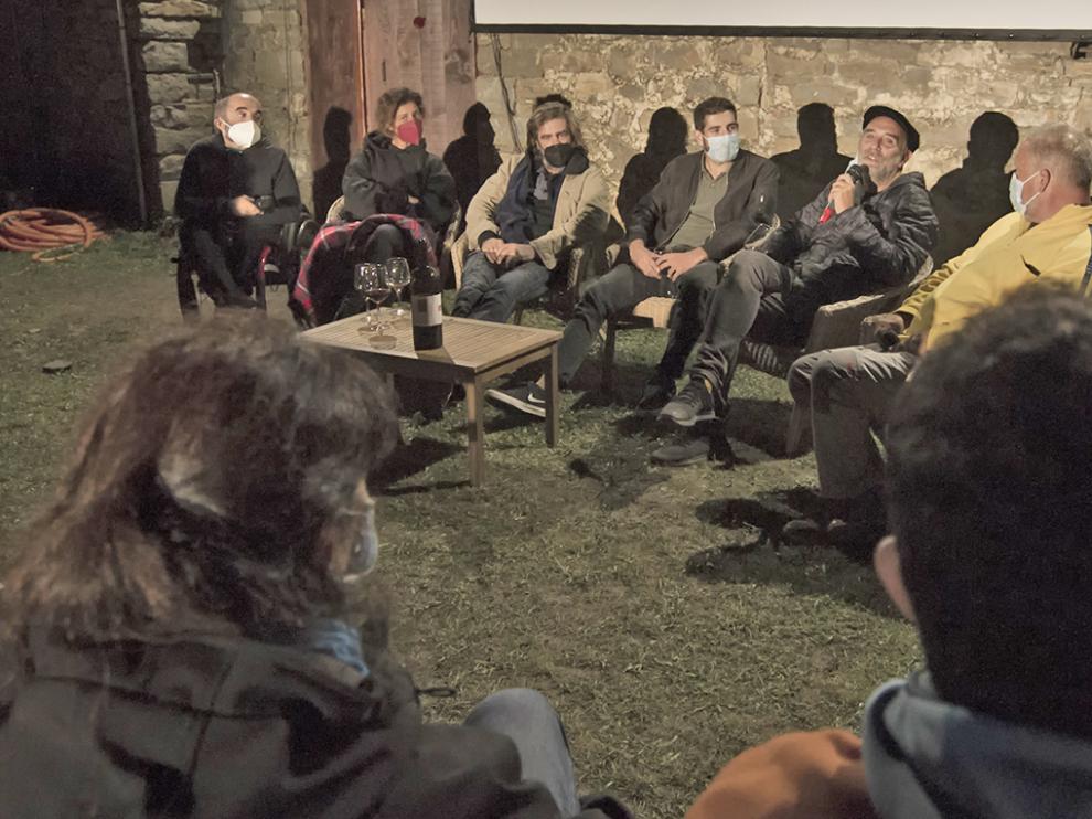Parte del equipo de 2Armugán, el último acabador" asistió a la proyección, y en el coloquio posterior