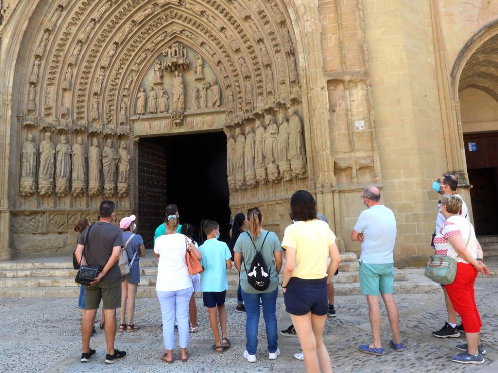 Turistas en la Catedral de Huesca