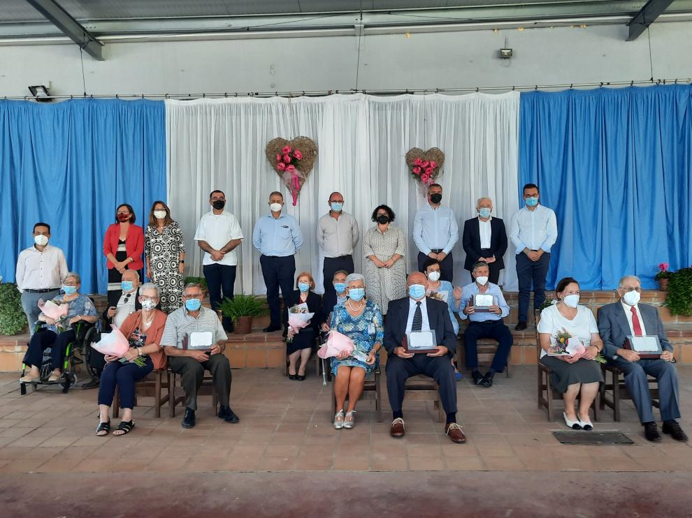 Los matrimonios homenajeados han posado con las autoridades.