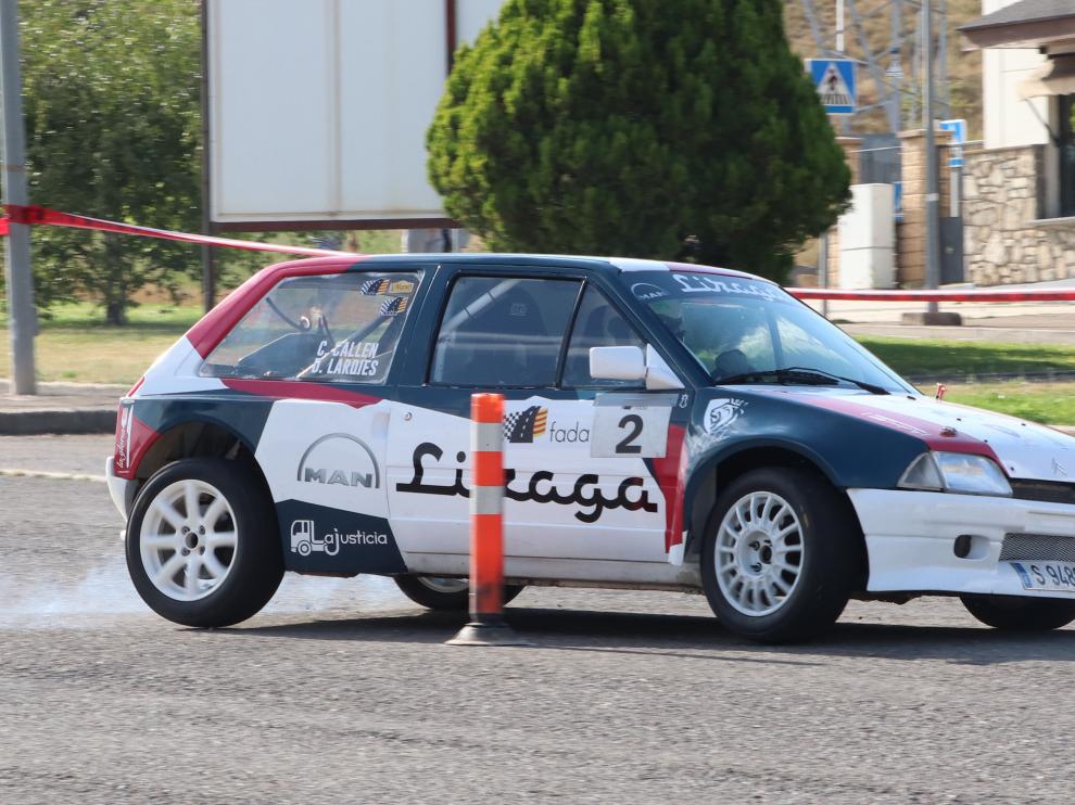 Carmelo Callén, con su Citroen AX