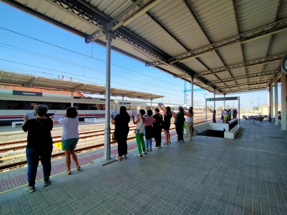 Manifestantes esta mañana en la estación de tren de Tardienta