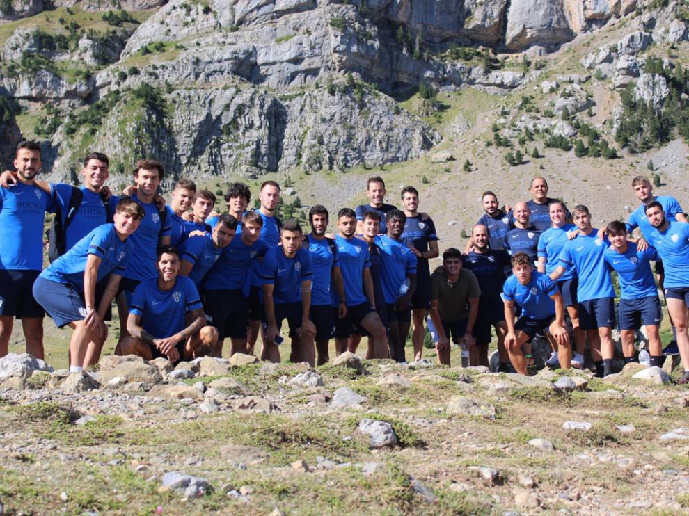 La plantilla del Huesca B, en una jornada de convivencia esta pretemporada.