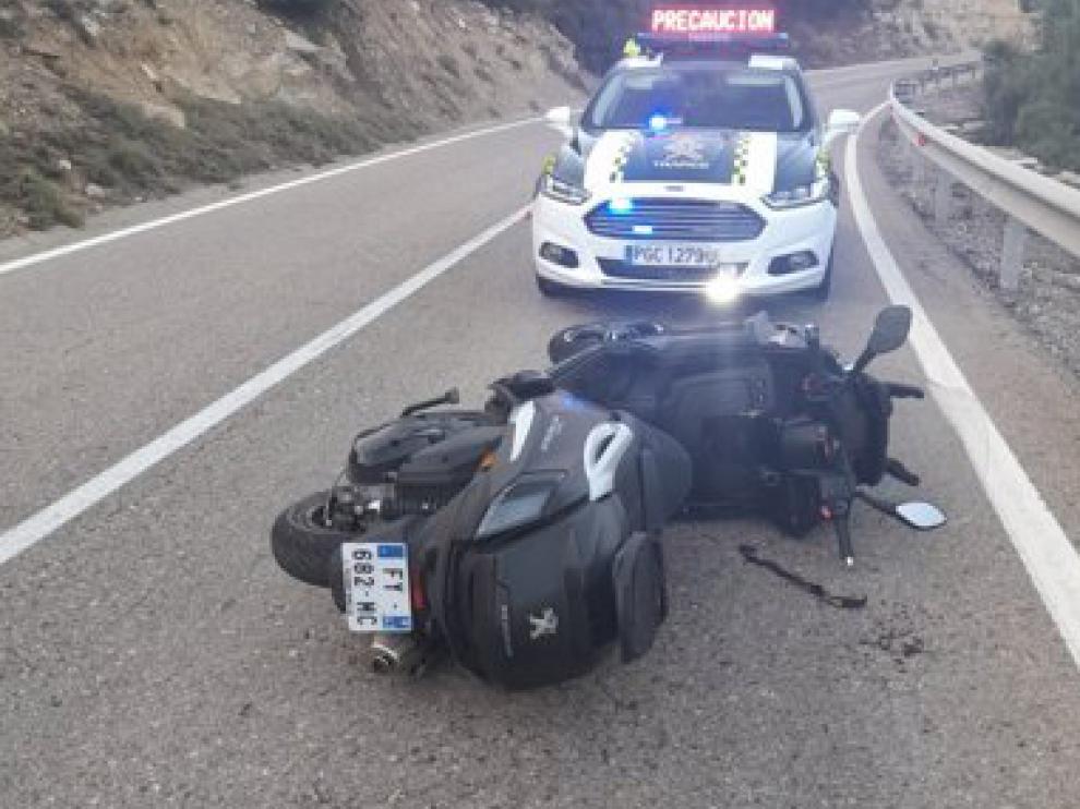 04-09-2021 Accidente de tráfico en la N-211 en Mequinenza (Aragón).
ZARAGOZA, 4 (EUROPA PRESS)
Una mujer, de origen francés y 71 años, ha fallecido este sábado, 4 de septiembre, tras sufrir un accidente en la moto en la que circulaba en la carretera A-211, a su paso por el término municipal de Mequinenza. El vehículo ha volcado, según han informado fuentes de la Diputación de Zaragoza y de la Guardia Civil de Tráfico.
El suceso ha tenido lugar en el kilómetro 303 de la citada vía sobre las 18.45 horas. El conductor de la motocicleta, esposo de la fallecida, también francés de 73 años, ha resultado herido grave y ha sido trasladado al hospital de Lérida.
Al lugar han acudido bomberos de la institución provincial zaragozana para colaborar con los sanitarios del 061.También han participado Guardia Civil y Protección Civil.
OTRO ACCIDENTE
Además, ha tenido lugar otro accidente en el que el conductor de un vehículo ha resultado herido al salirse de la vía y caer por un barranco hasta quedar parado entre los árboles.
Accidente de tráfico en la N-211 en Mequinenza