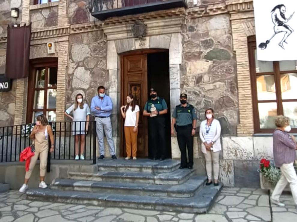 El sargento de la Guardia Civil sostiene el galardón, junto a otras autoridades, como el alcalde