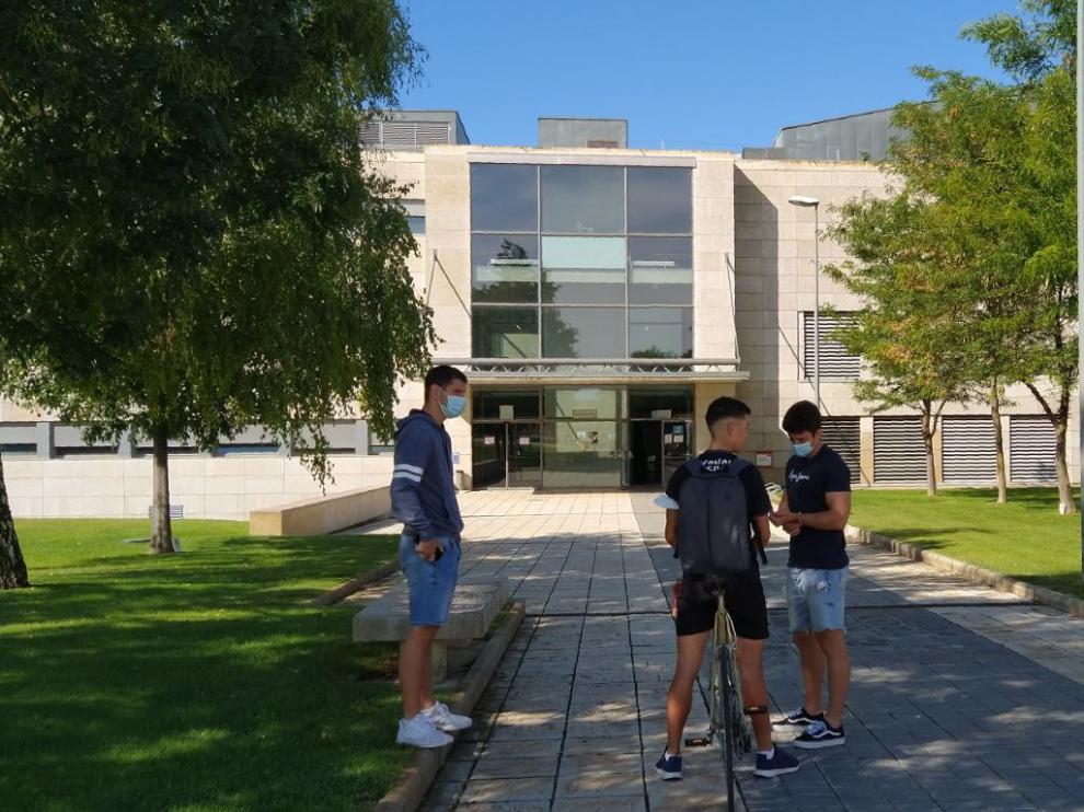 Alumnos frente a la Escuela Politécnica Superior de Huesca.