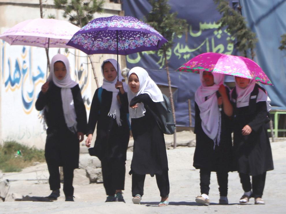 Escolares afganas salen después del horario escolar en Kabul, Afganistán