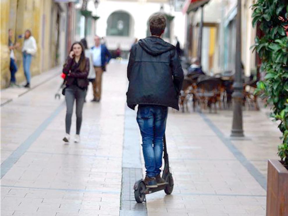 Foto de archivo de un patinete eléctrico en la calle Duquesa de Villahermosa