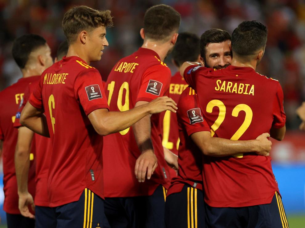 Gayá, que celebra su gol con sus compañeros, abrió el marcador
