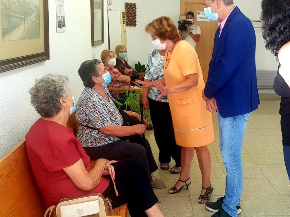 La consejera María Victoria Broto ha visitado el Hogar de Binéfar