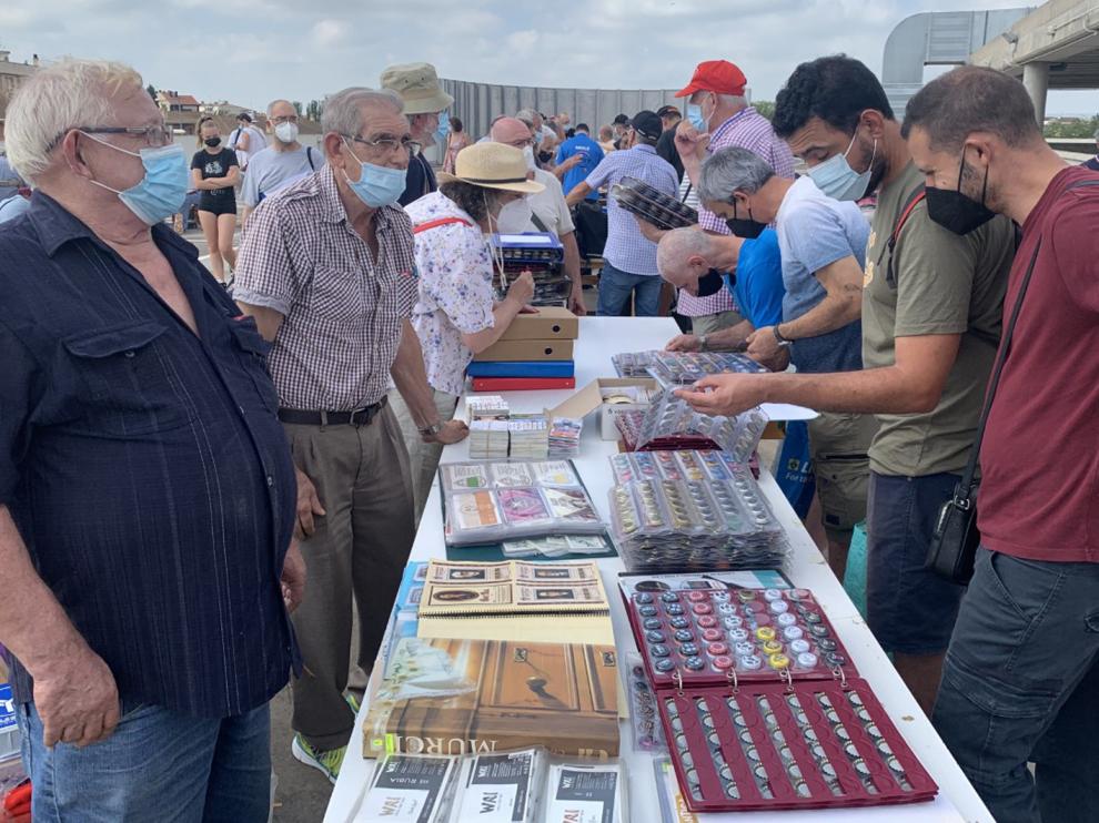Los visitantes a Replega observan los artículos expuestos en los estands que se trasladaron al parquin Cortes de Aragón