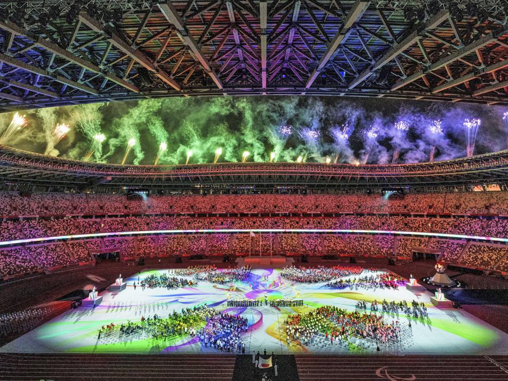 Un momento de la ceremonia de clausura, con los atletas en el centro del estadio
