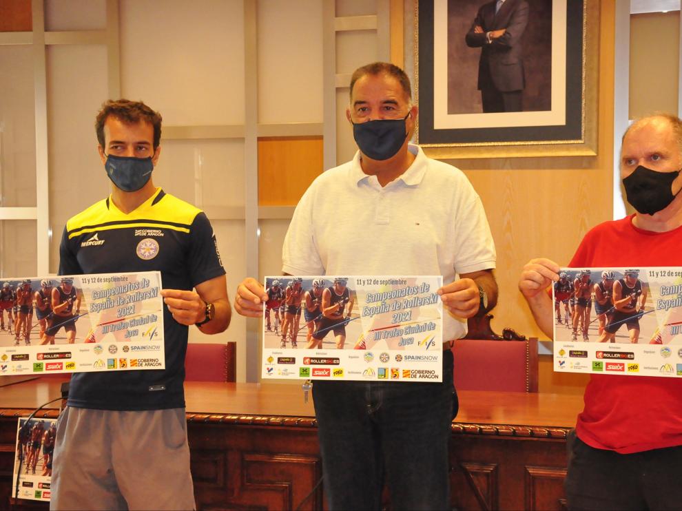 Carlos Lannes, Domingo Poveda y Míchel Galay, con el cartel de la competición, en el Salón de Ciento del Ayuntamiento de Jaca.