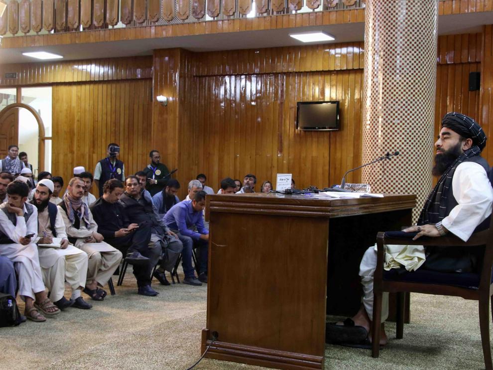 El portavoz de los talibanes, Zabihullah Mujahid, durante la rueda de prensa de este lunes en Kabul