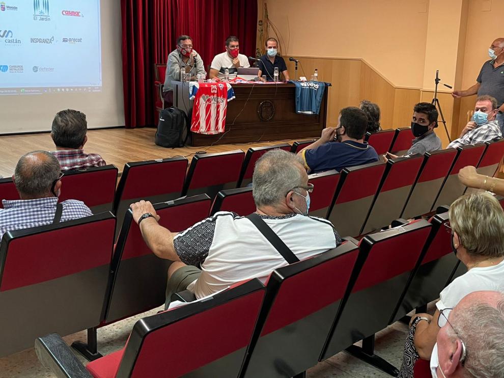Javier Aventín, Joaquín Guaus (vocal) y Antonio Raluy atienden las dudas de los socios al final de la Asamblea
