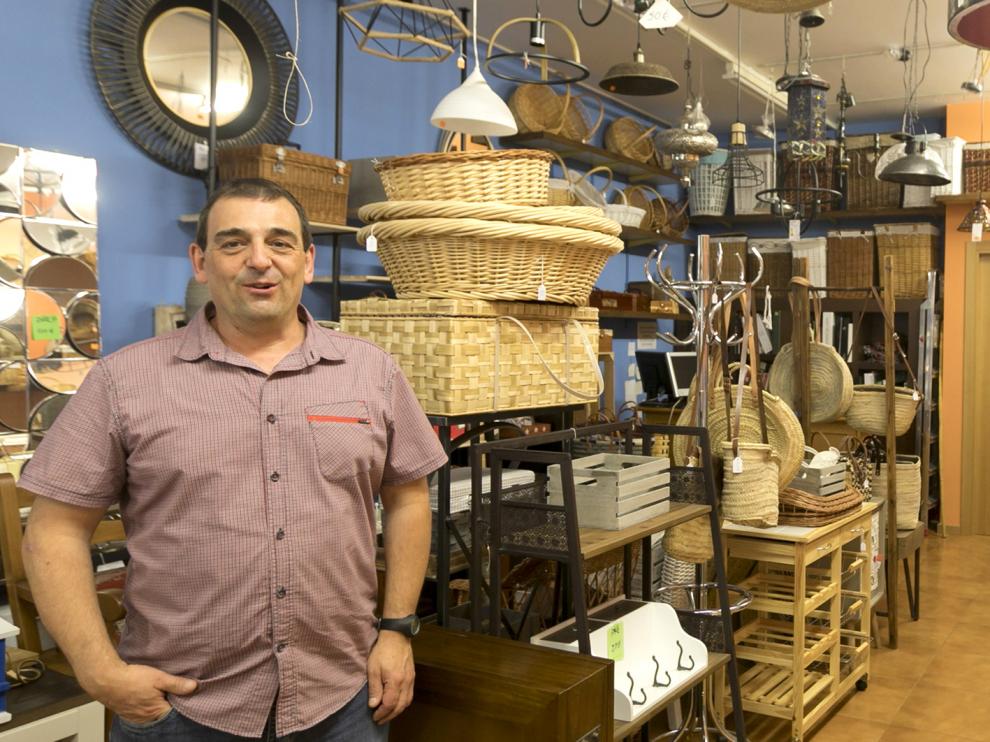Lázaro Campodarve en el interior de la antigua cestería L.Z. en la calle Padre Huesca