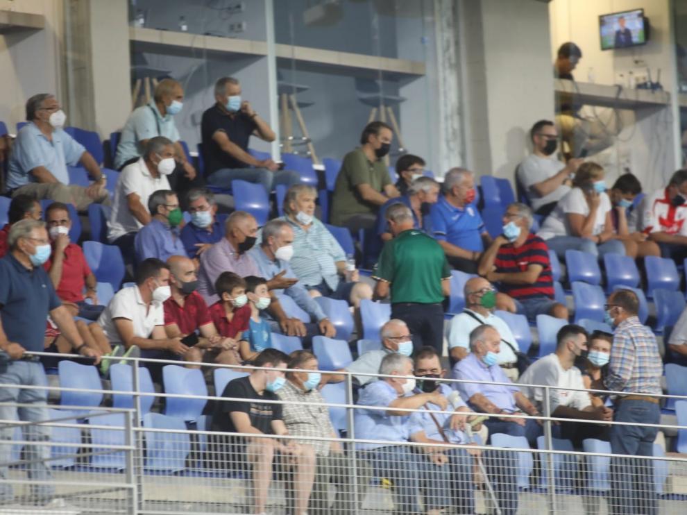 ALos aficionados han seguido a su equipo desde las gradas del estadio oscense.